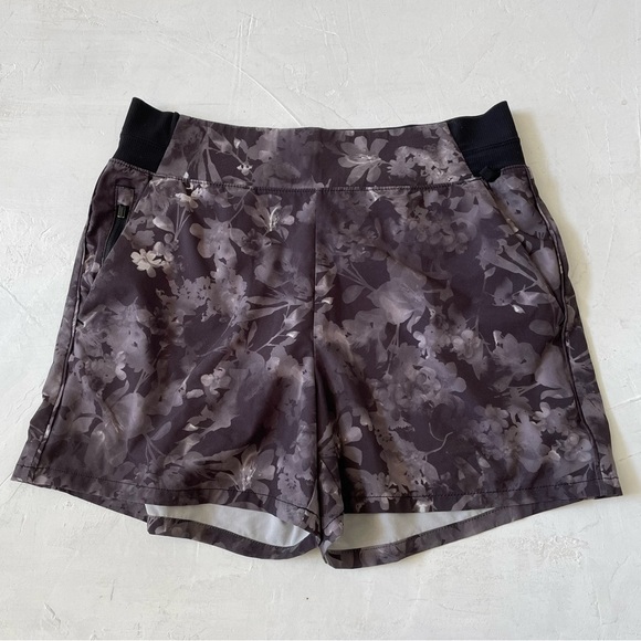Athleta Brooklyn Printed Shorts Lumen Black Grey Floral Size 6 - Picture 5 of 10